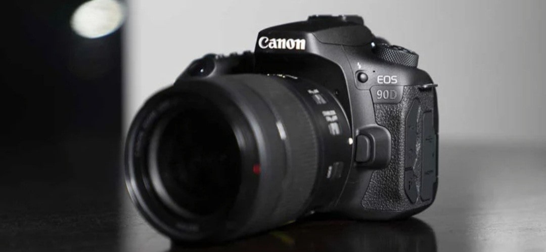 یک نمونه از دوربین ولاگ با مدل کانن EOS 90D