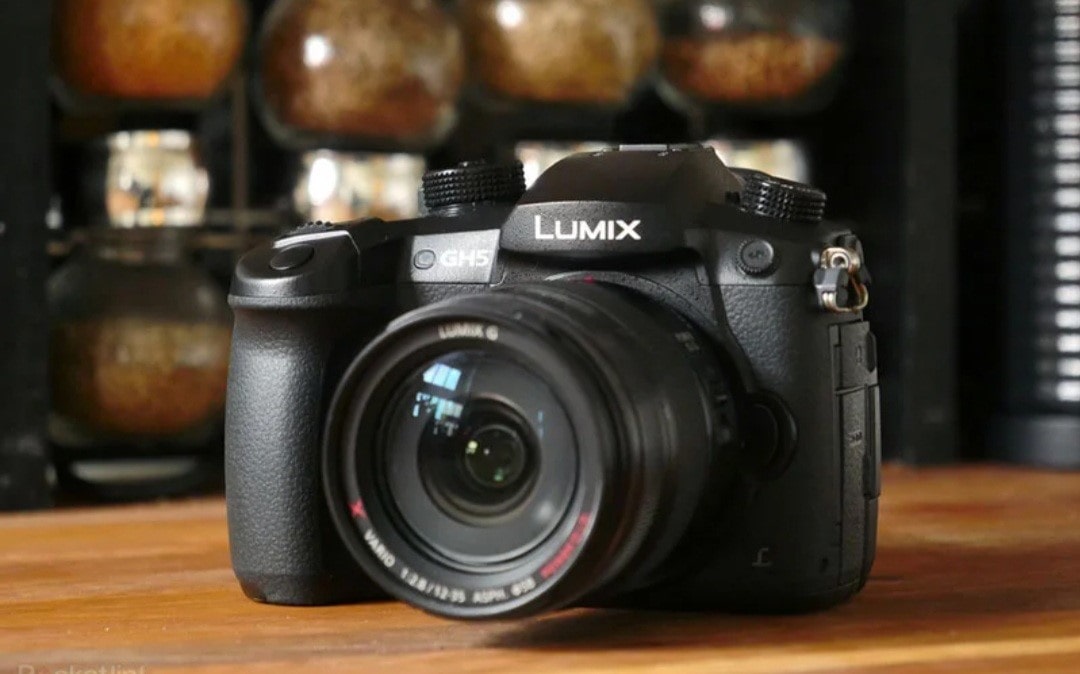 یک نمونه ای از دوربین ولاگ مدل لومیکس یا پاناسونیک GH5
